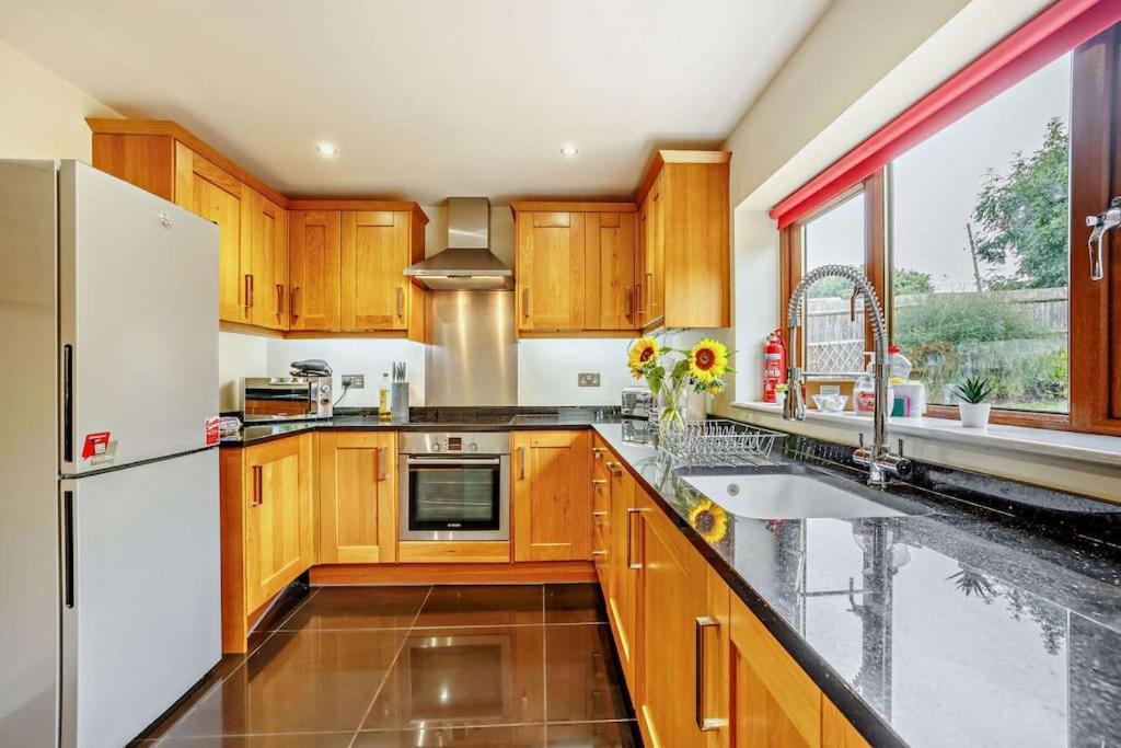 Beautiful 4-5 Bedroom Village House With Rural Views Salford  Zewnętrze zdjęcie